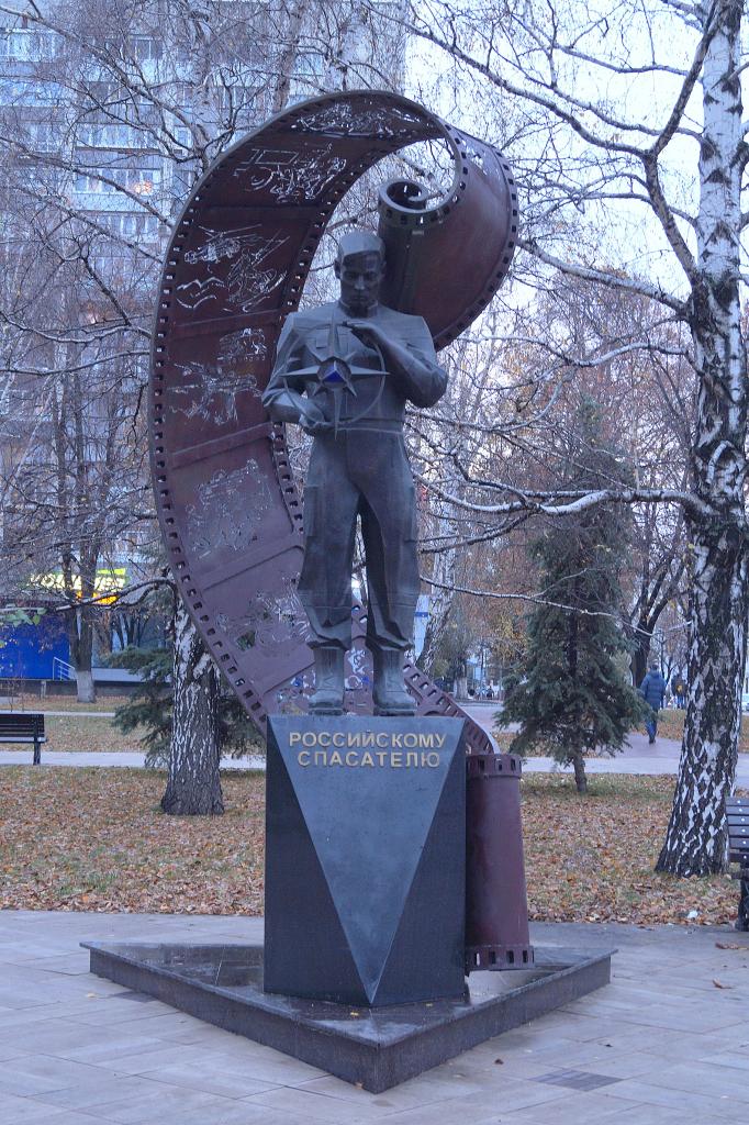 Памятник российскому спасателю