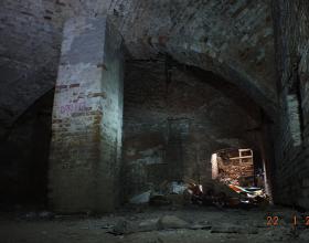 Древний заброшенный подвал в разрушенном купеческом доме