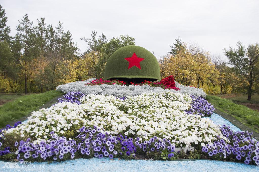 Мемориал солдатская каска (Оренбург)