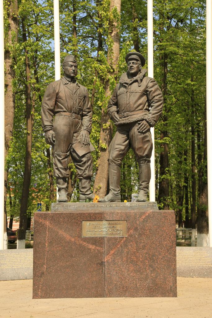 Памятник летчикам полка "Нормандия-Неман"