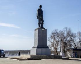 Памятник Валерию Чкалову