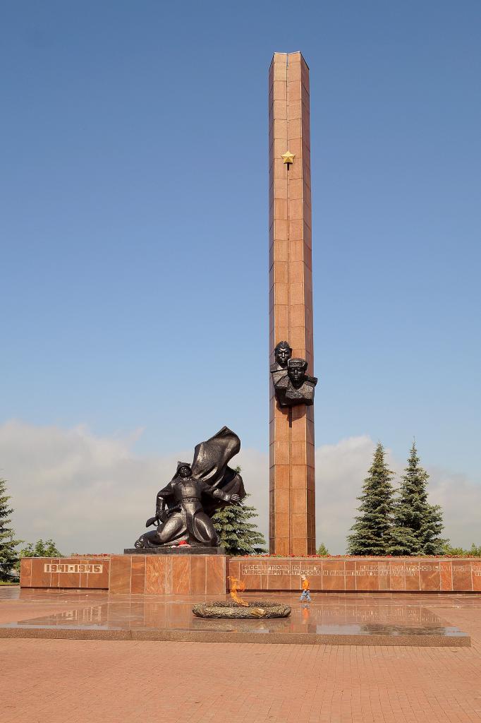 Памятник А.Матросову и М.Губайдуллину