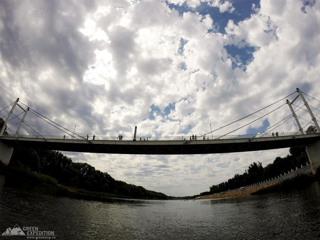 Проплываем пешеходный мост через Урал